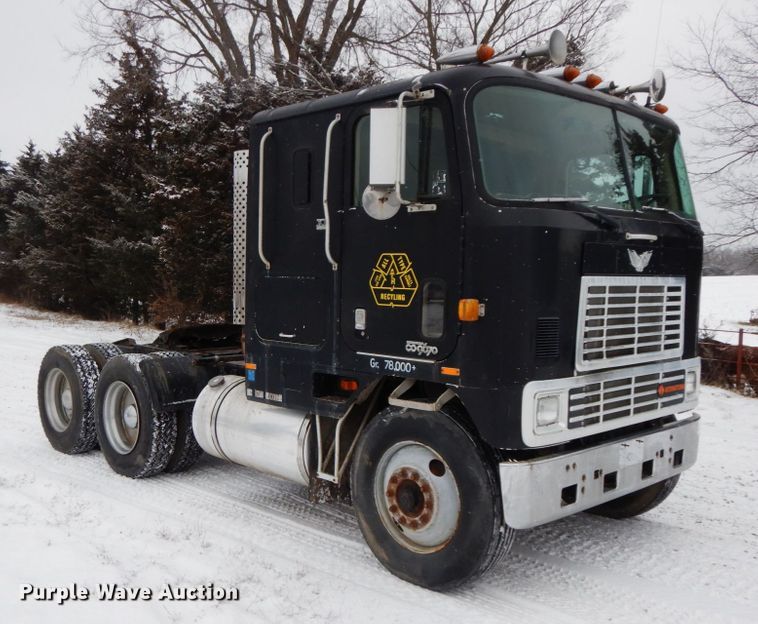 image for item DF6431 1982 International CO-9670  semi truck