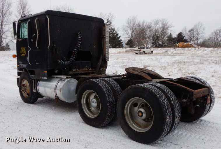 image for item DF6431 1982 International CO-9670  semi truck