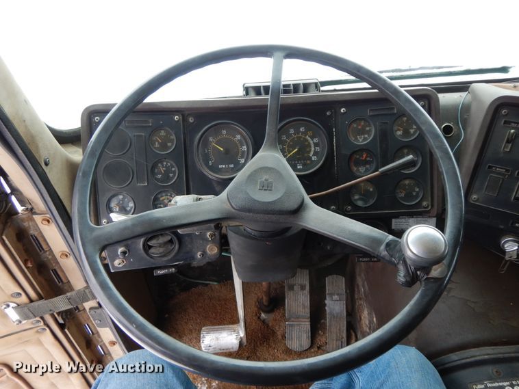 image for item DF6431 1982 International CO-9670  semi truck