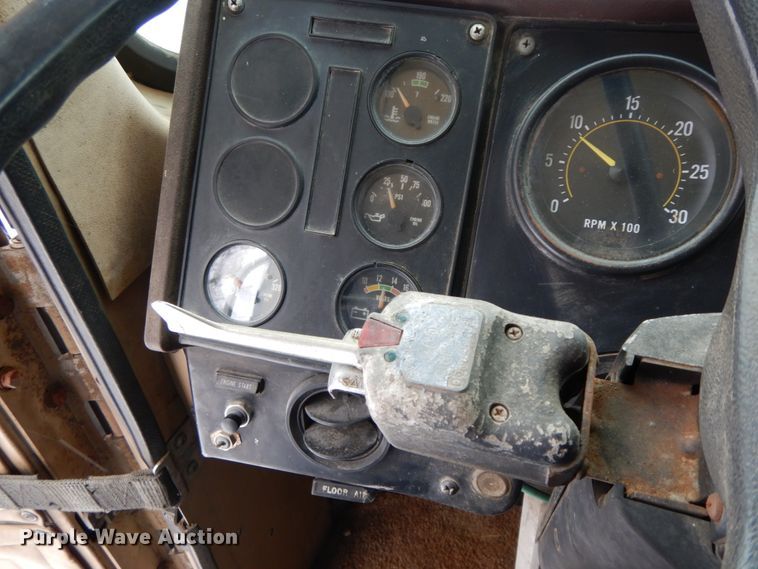 image for item DF6431 1982 International CO-9670  semi truck