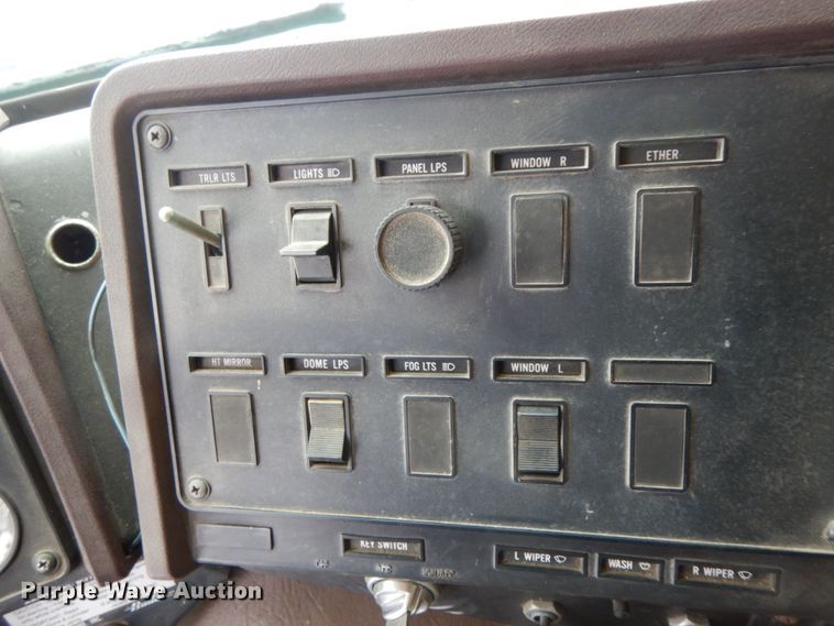 image for item DF6431 1982 International CO-9670  semi truck