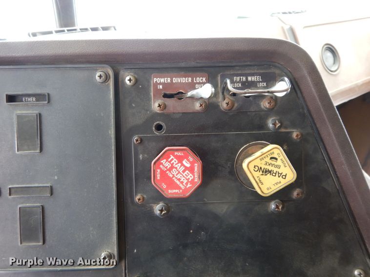 image for item DF6431 1982 International CO-9670  semi truck