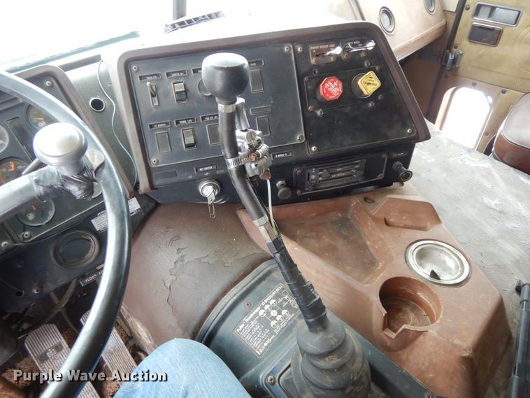 image for item DF6431 1982 International CO-9670  semi truck