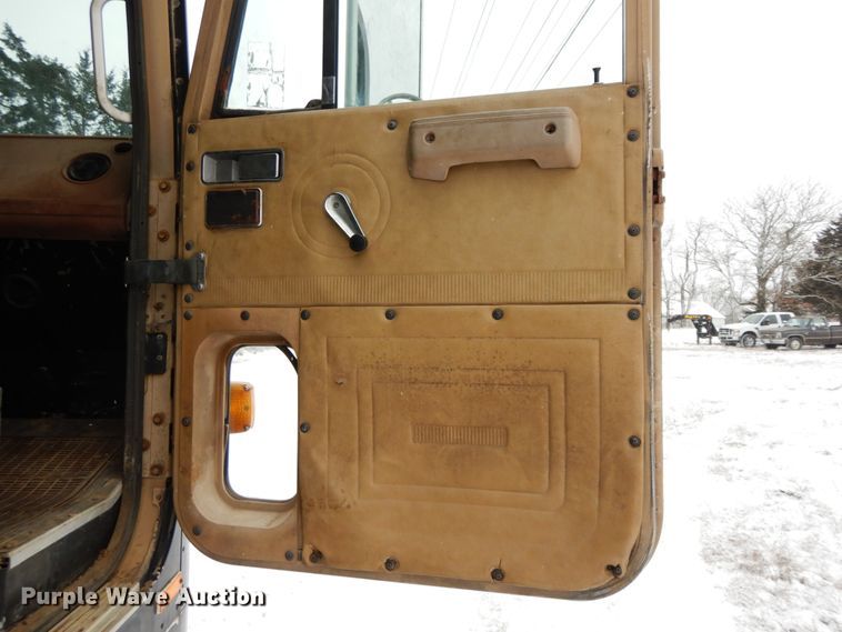 image for item DF6431 1982 International CO-9670  semi truck