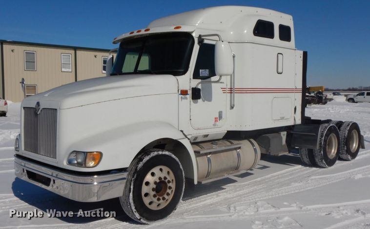 image for item DF6437 2005 International 9400i  semi truck