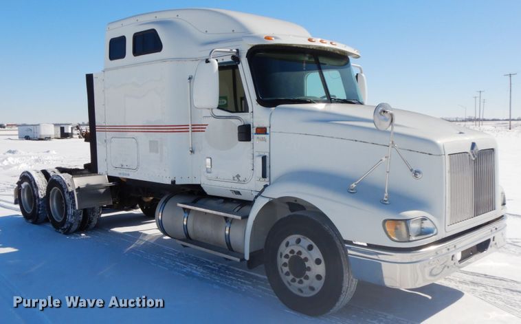 image for item DF6437 2005 International 9400i  semi truck