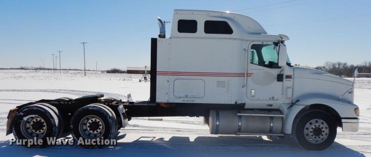 image for item DF6437 2005 International 9400i  semi truck