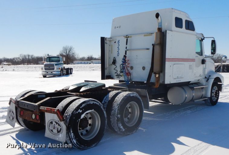 image for item DF6437 2005 International 9400i  semi truck