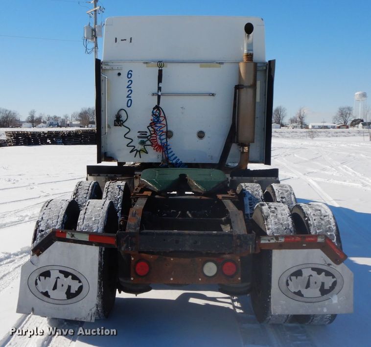 image for item DF6437 2005 International 9400i  semi truck