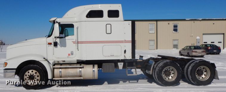 image for item DF6437 2005 International 9400i  semi truck