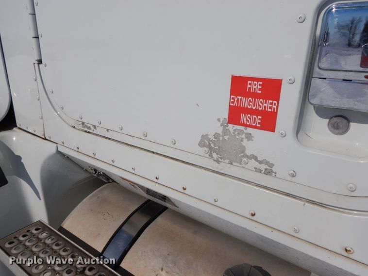 image for item DF6437 2005 International 9400i  semi truck