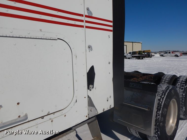 image for item DF6437 2005 International 9400i  semi truck