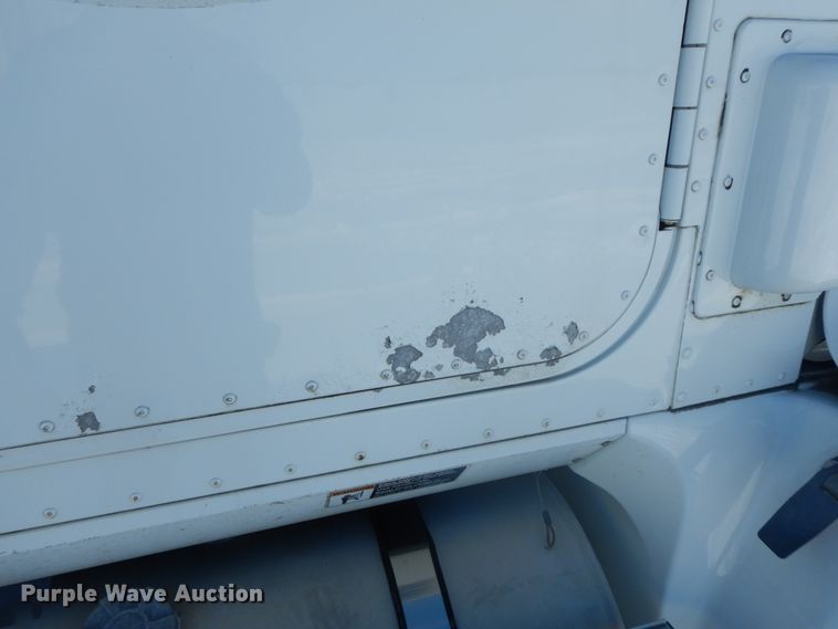 image for item DF6437 2005 International 9400i  semi truck