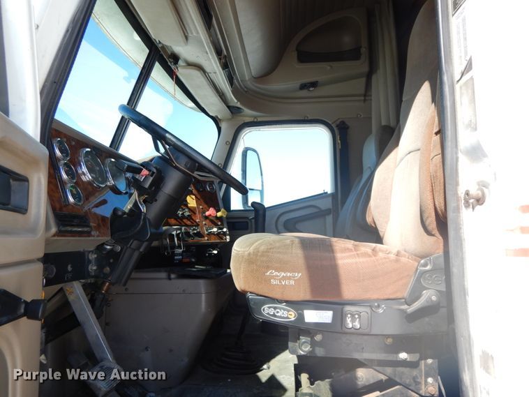 image for item DF6437 2005 International 9400i  semi truck