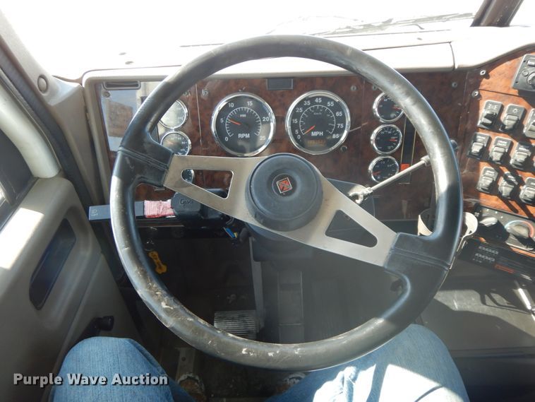 image for item DF6437 2005 International 9400i  semi truck