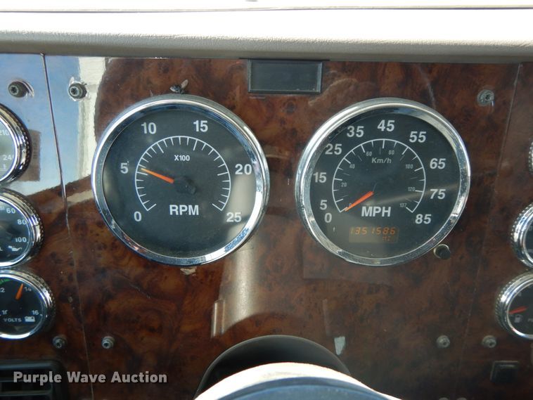 image for item DF6437 2005 International 9400i  semi truck