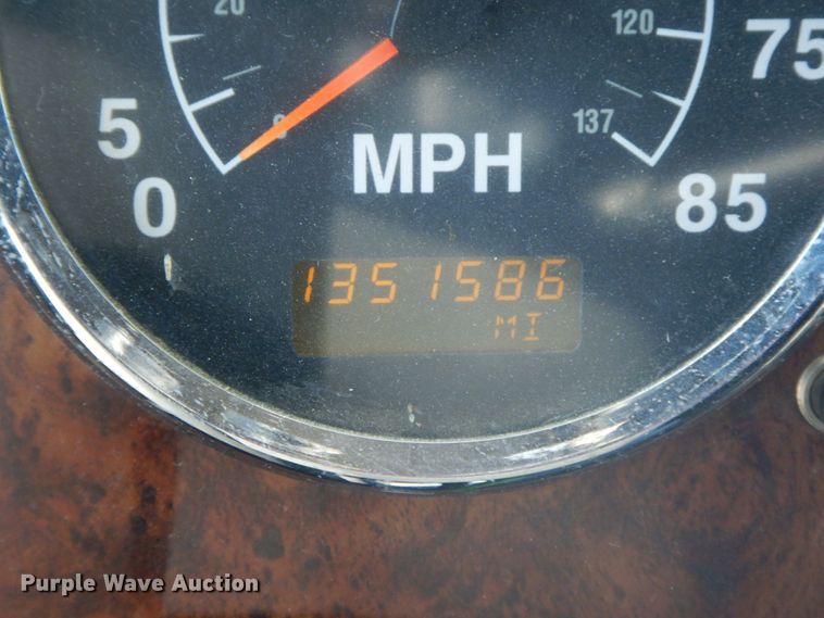 image for item DF6437 2005 International 9400i  semi truck