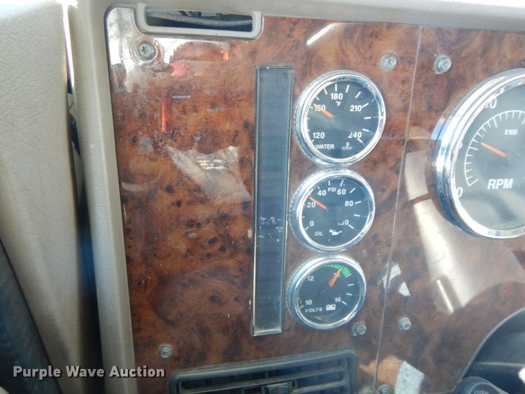 image for item DF6437 2005 International 9400i  semi truck