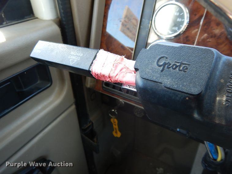 image for item DF6437 2005 International 9400i  semi truck