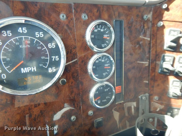 image for item DF6437 2005 International 9400i  semi truck