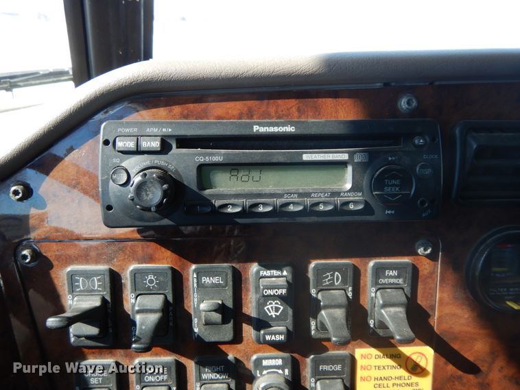 image for item DF6437 2005 International 9400i  semi truck