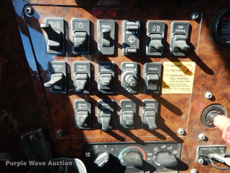 image for item DF6437 2005 International 9400i  semi truck