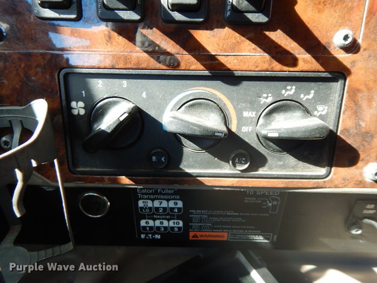 image for item DF6437 2005 International 9400i  semi truck