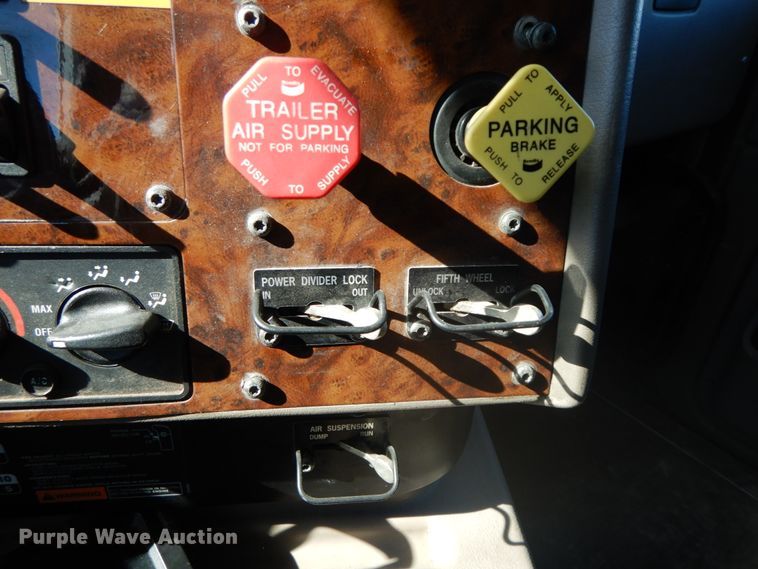 image for item DF6437 2005 International 9400i  semi truck