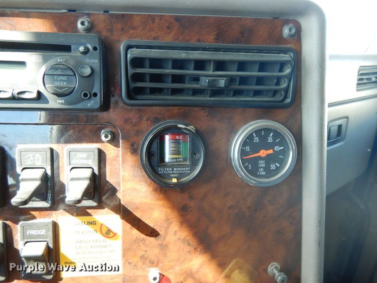 image for item DF6437 2005 International 9400i  semi truck