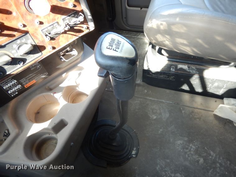 image for item DF6437 2005 International 9400i  semi truck