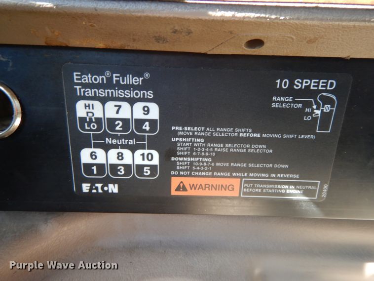 image for item DF6437 2005 International 9400i  semi truck