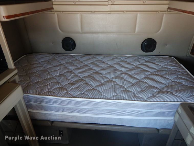 image for item DF6437 2005 International 9400i  semi truck