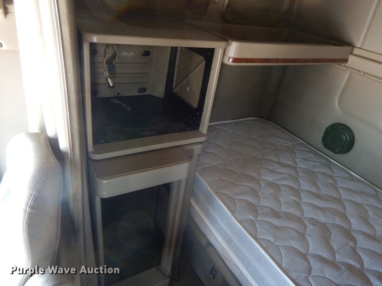 image for item DF6437 2005 International 9400i  semi truck