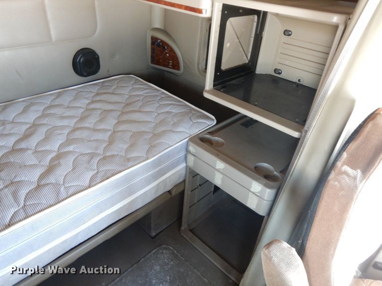 image for item DF6437 2005 International 9400i  semi truck