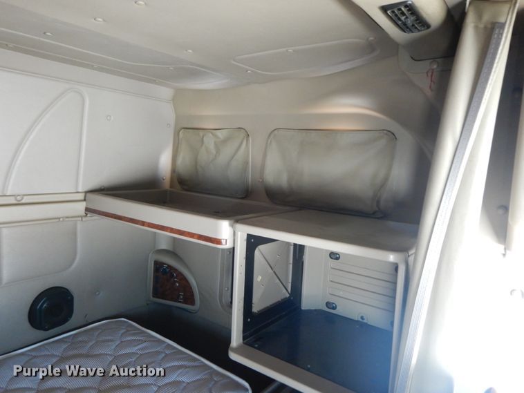 image for item DF6437 2005 International 9400i  semi truck