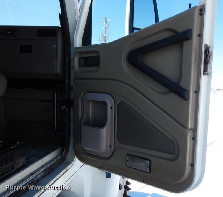 image for item DF6437 2005 International 9400i  semi truck