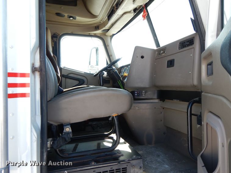 image for item DF6437 2005 International 9400i  semi truck