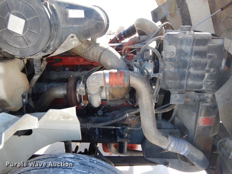 image for item DF6437 2005 International 9400i  semi truck