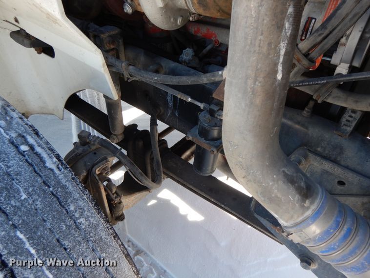 image for item DF6437 2005 International 9400i  semi truck