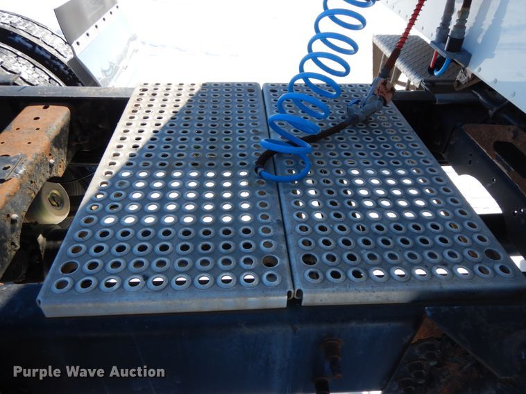 image for item DF6437 2005 International 9400i  semi truck