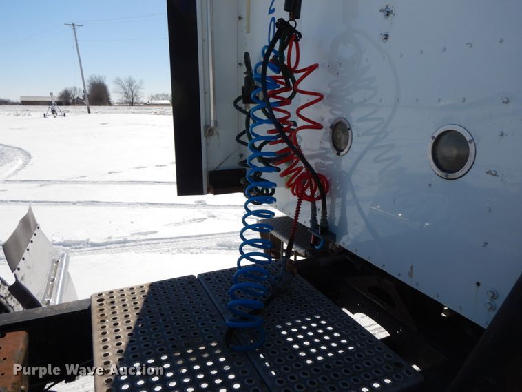 image for item DF6437 2005 International 9400i  semi truck