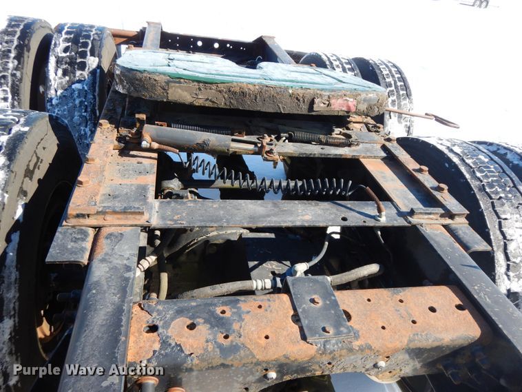 image for item DF6437 2005 International 9400i  semi truck