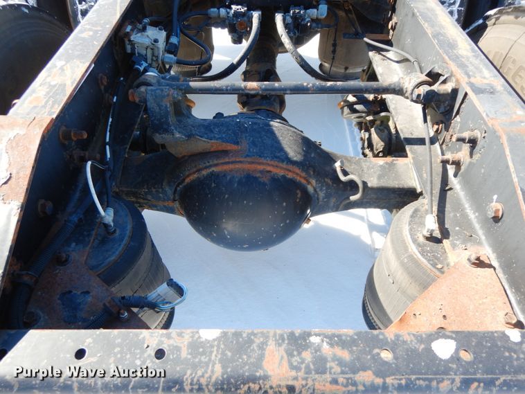 image for item DF6437 2005 International 9400i  semi truck