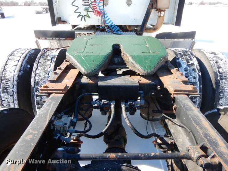 image for item DF6437 2005 International 9400i  semi truck