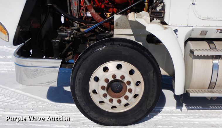 image for item DF6437 2005 International 9400i  semi truck