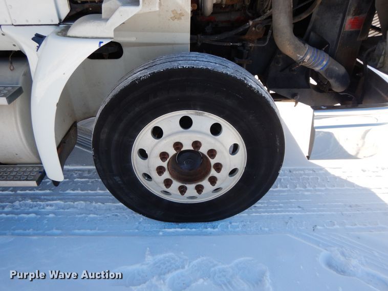 image for item DF6437 2005 International 9400i  semi truck