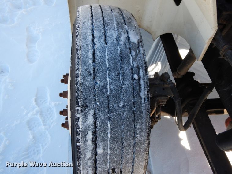 image for item DF6437 2005 International 9400i  semi truck