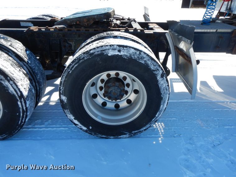 image for item DF6437 2005 International 9400i  semi truck