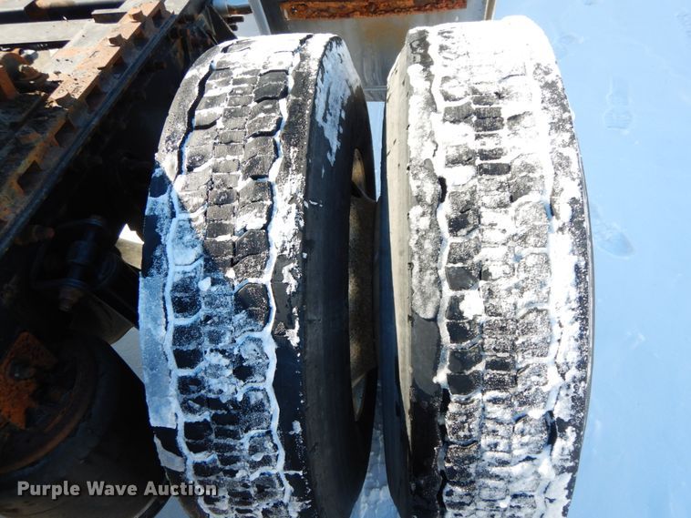 image for item DF6437 2005 International 9400i  semi truck