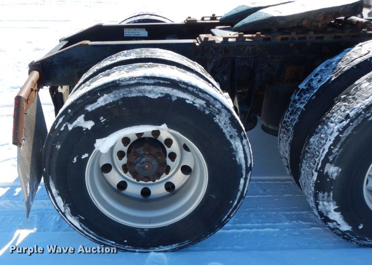 image for item DF6437 2005 International 9400i  semi truck